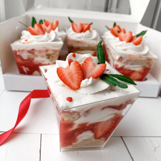 Десерт в стаканчике с клубникой