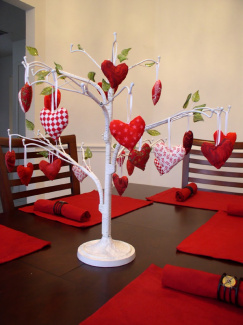 декорация на столике ко Дню святого Валентина