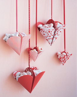 композиция из корзиночек на стене со сладостями ко дню всех влюбленных