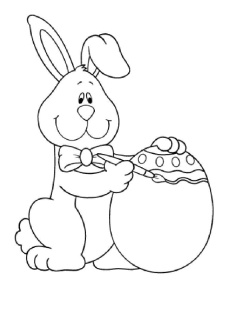 Трафарет пасхального кролика, который разрисовывает яйцо.