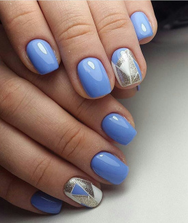 Ярко-голубой маникюр на коротткие ногти в сочетании с серебристым цветом.