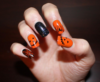 Оранжево черный маникюр на короткие квадратные ногти
