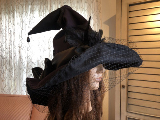 Красивая шляпка для молодой ведьмочки