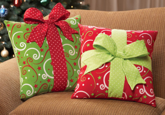 Подушки для оформления новогоднего дивана