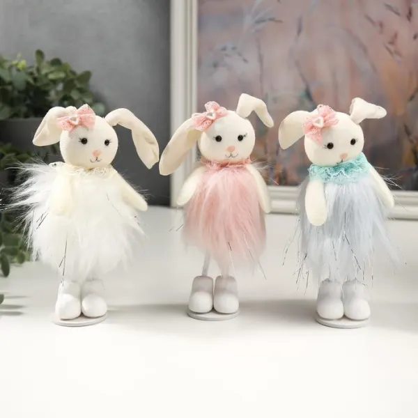 Три текстильный кролика в меховых шубках